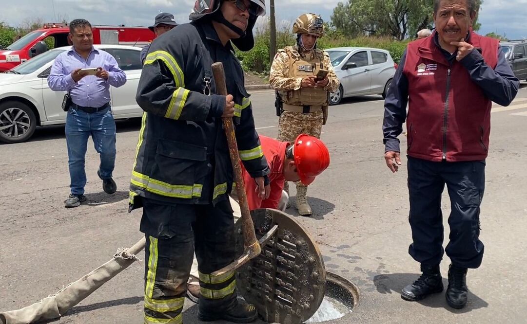 En la zona limítrofe de las alcaldías capitalinas de Venustiano Carranza, Gustavo A. Madero y del municipio mexiquense de Nezahualcóyotl  revisan las coladeras y miden el nivel de las aguas residuales, pluviales, que se mezclaron con el combustible. Foto: Emilio Fernández / EL UNIVERSAL