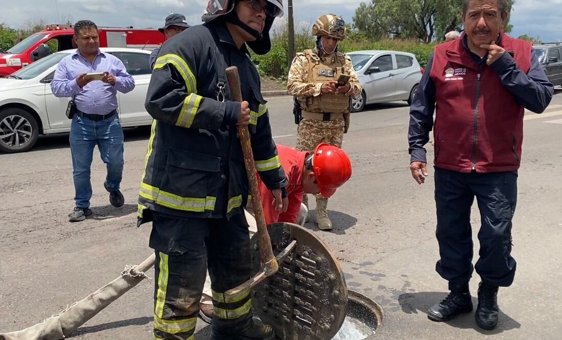 En la zona limítrofe de las alcaldías capitalinas de Venustiano Carranza, Gustavo A. Madero y del municipio mexiquense de Nezahualcóyotl revisan las coladeras y miden el nivel de las aguas residuales, pluviales, que se mezclaron con el combustible. Foto: Emilio Fernández / EL UNIVERSAL