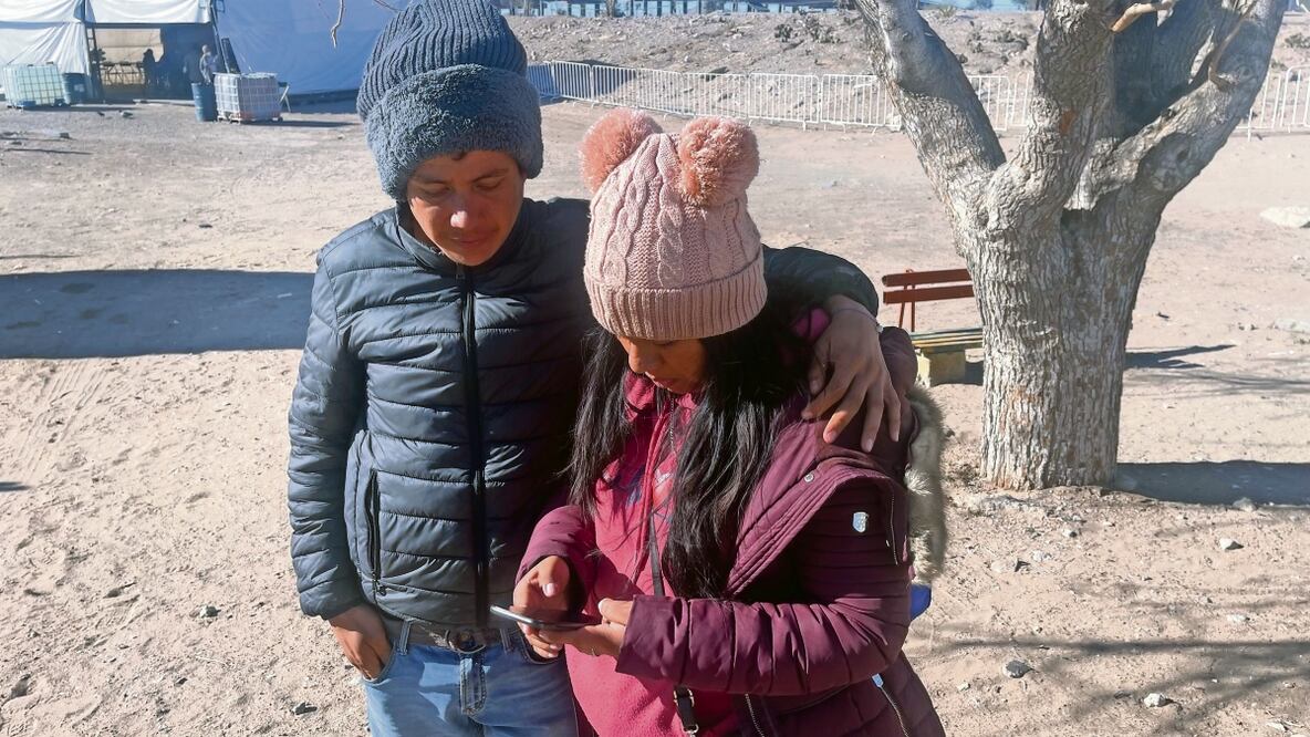 imena y su pareja, quienes buscan llegar a Estados Unidos para huir de la violencia en Michoacán, aseguran tener problemas constantes con la aplicación CBP One. Foto: Paola Gamboa | El Universal