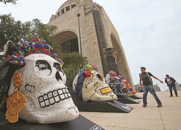 Cráneos rinden homenaje a Frida Kahlo