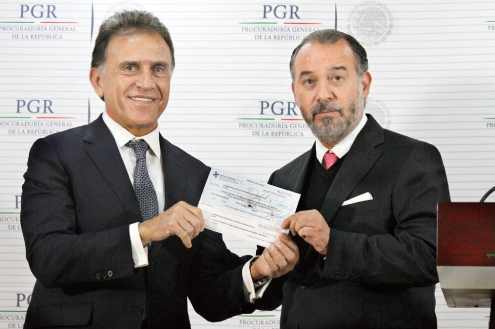 El cheque corresponde a una segunda parte, ya que anteriormente los empresarios habían entregado la cantidad de 250 millones de pesos. (IRVIN OLIVARES. EL UNIVERSAL)