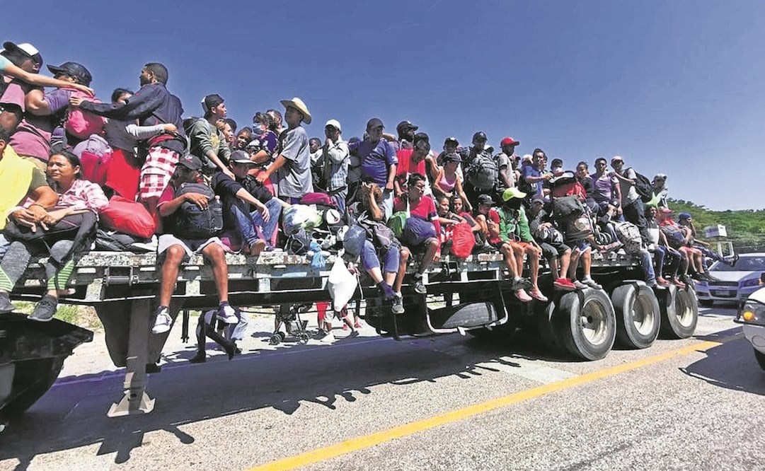 Migrantes pretendían llegar a La Venta de aventón, pero la GN los bajó de los vehículos. Foto: Roselia Chaca. El Universal