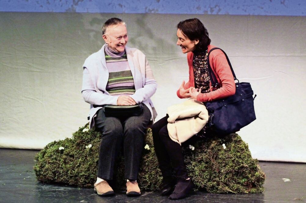 Susana Alexander (izq.) interpreta a una mujer que padece cáncer terminal (CARLOS MEJIA. EL UNIVERSAL)