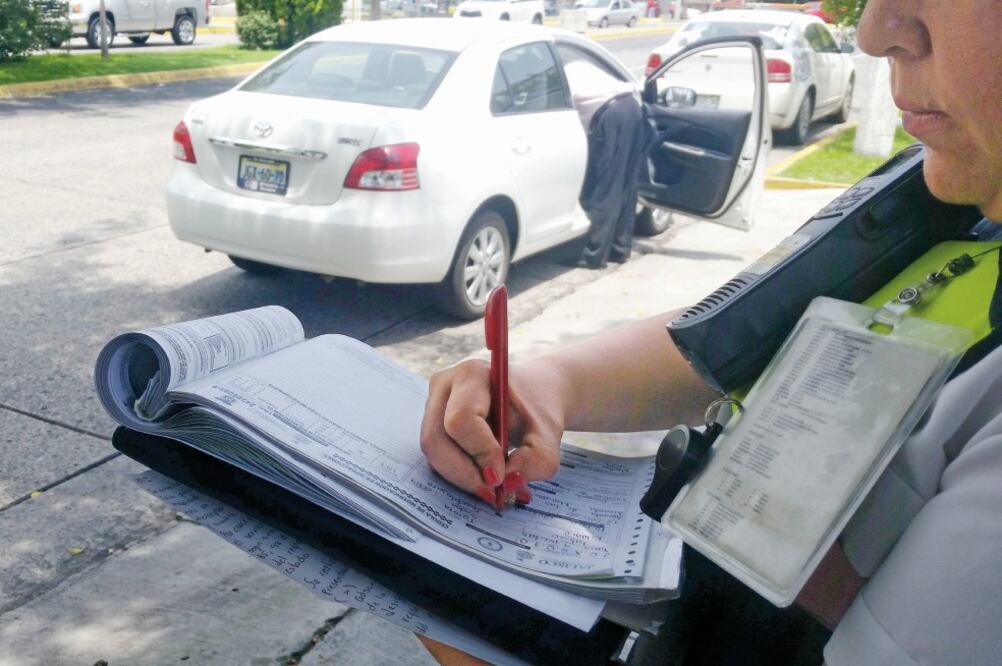 Los choferes de Uber han tomado medidas para que los agentes de Tránsito no les quiten las unidades, como sólo mostrar los documentos sin entregarlos (ESPECIAL)