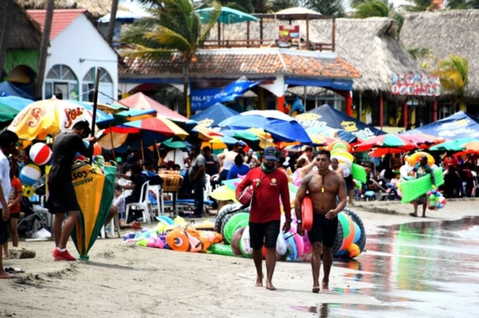 Manifestaciones, playas abarrotadas y besos en semáforo rojo y naranja, entre las fotos de la semana
