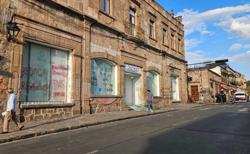 Los actos vandálicos, son parte de la movilización y protesta de los normalistas que realizan cada año.
Foto: Molinero Vial