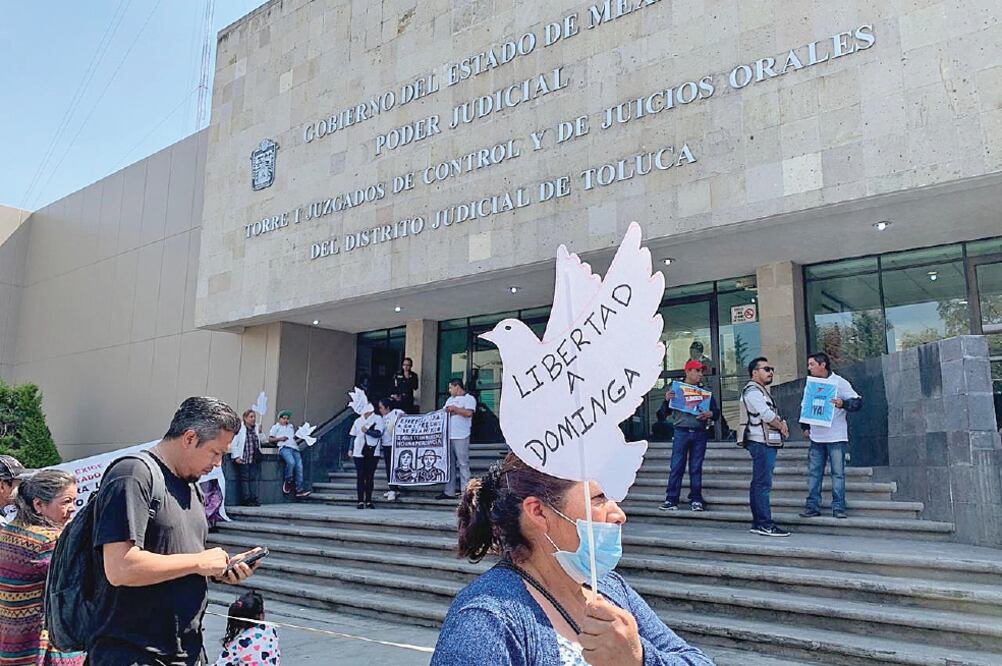 Activistas y familiares de los acusados exigieron afuera de los juzgados la liberación de dos hombres y una mujer. (CLAUDIA GONZÁLEZ. EL UNIVERSAL)