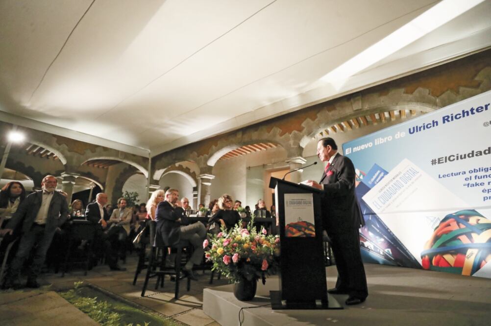 El Licenciado Juan Francisco Ealy Ortiz, Presidente Ejecutivo y del Consejo de Administración de EL UNIVERSAL, en la presentación del libro. (ALEJANDRA LEYVA. EL UNIVERSAL)