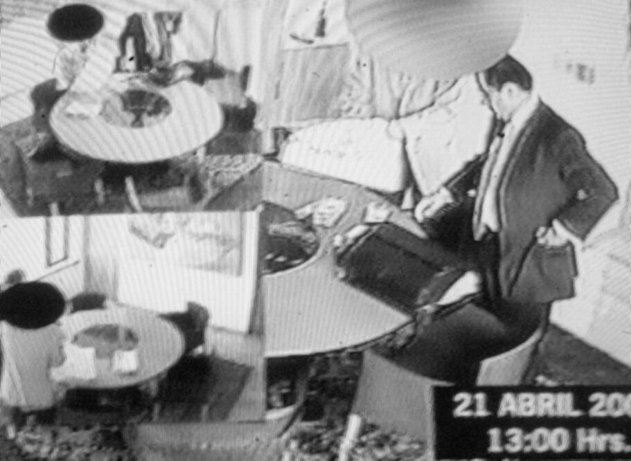 El perredista René Bejarano metiendo fajos de billetes, dólares, en sus bolsillos, en un video que se dio a conocer el 3 de marzo de 2004. Tomada de televisión.