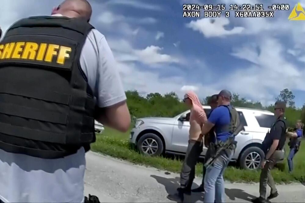 De acuerdo con la Oficina del Sheriff del condado de Martin, Florida, agentes de la ley arrestan a Ryan Routh, el hombre sospechoso del aparente intento de asesinato de Donald Trump, el domingo 15 de septiembre de 2024. FOTO: AP