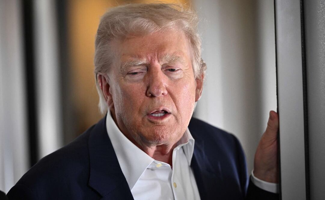 El presidente de Estados Unidos, Donald Trump, habla con la prensa a bordo del Air Force One, rumbo a Roma, el 25 de abril de 2025, para asistir al funeral del papa Francisco. Foto: AFP