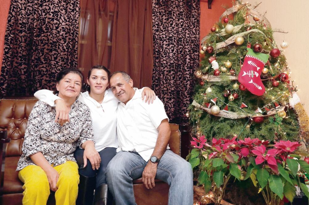 Felícitas y Marcelino, padres de la taekwndoína, han sido su ejemplo a seguir (IVÁN STEPHENS)