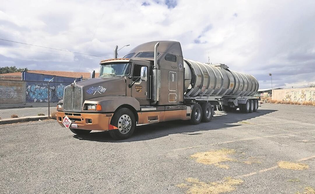 Este tráiler tenía un doble fondo; el chofer trasladaba 278 paquetes con cocaína escondida que descubrió el Ejército.