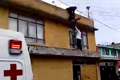 Mujer intenta arrojarse de inmueble