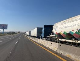 Bloqueos de campesinos dejan a cientos varados por más de 20 horas en carreteras de Guanajuato, Jalisco y Michoacán