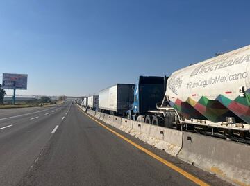 Bloqueos de campesinos dejan a cientos varados por más de 20 horas en carreteras de Guanajuato, Jalisco y Michoacán