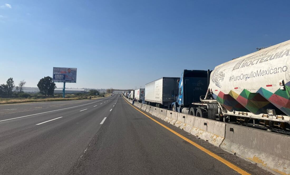 Bloqueos de campesinos dejan a cientos varados por más de 20 horas en carreteras de Guanajuato, Jalisco y Michoacán. Foto: Trajano Hernández
