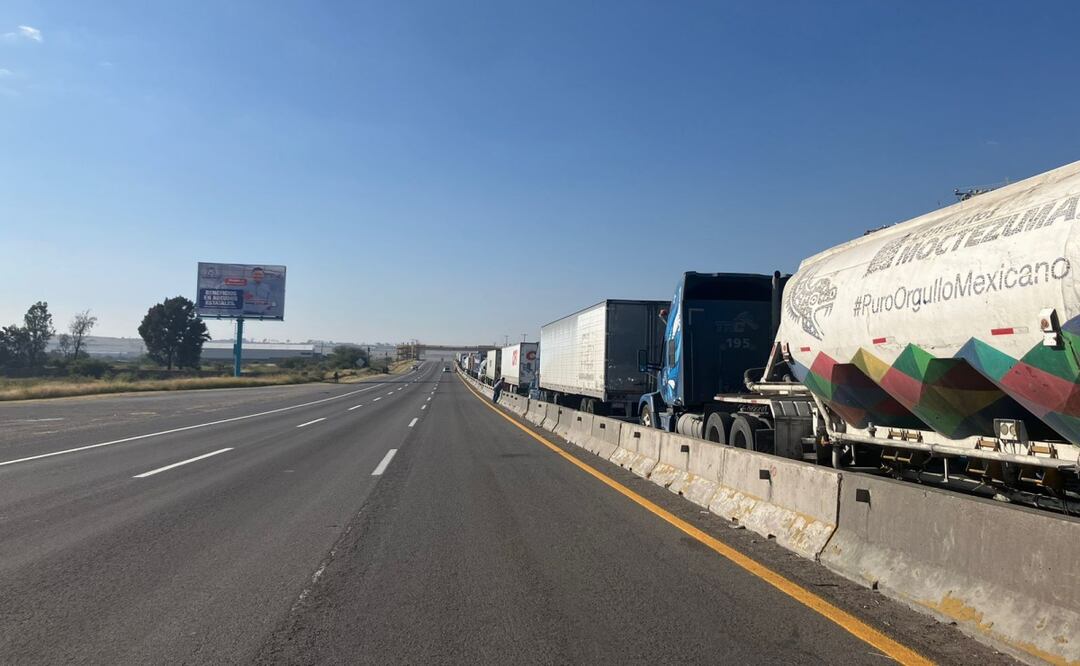 Bloqueos de campesinos dejan a cientos varados por más de 20 horas en carreteras de Guanajuato, Jalisco y Michoacán. Foto: Trajano Hernández