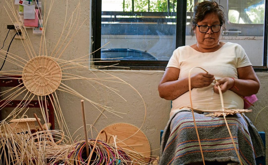María enreda con orden los materiales para crear canastas, tortilleros y otros objetos de uso cotidiano. Foto: Santiago Cadena / EL UNIVERSAL