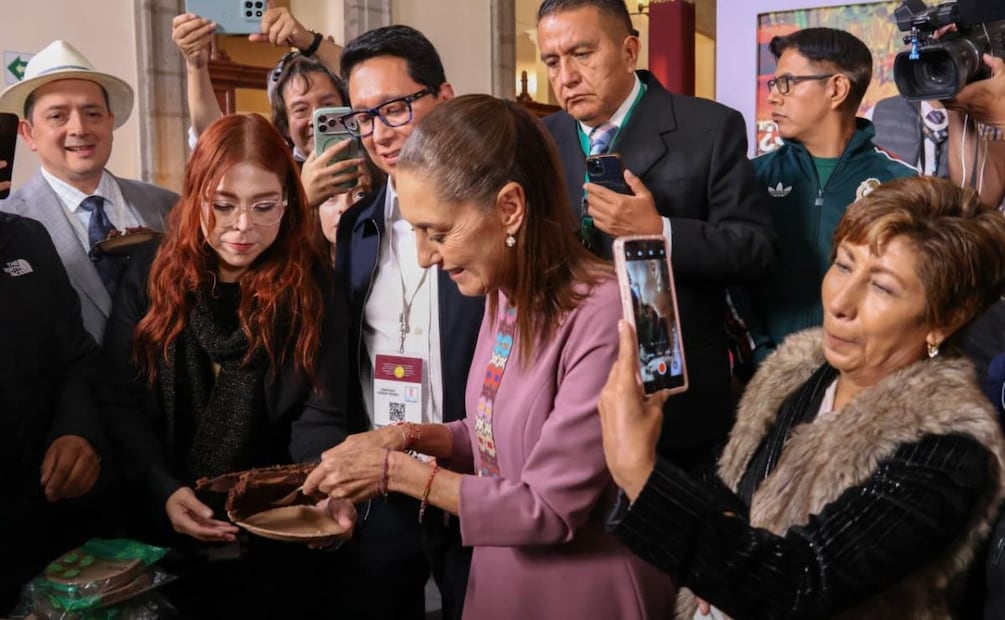 La presidenta Claudia Sheinbaum Pardo celebró su cumpleaños número 64 durante su conferencia de prensa desde Palacio Nacional (24 de junio del 2026). Foto: Karla Guerrero / EL UNIVERSAL