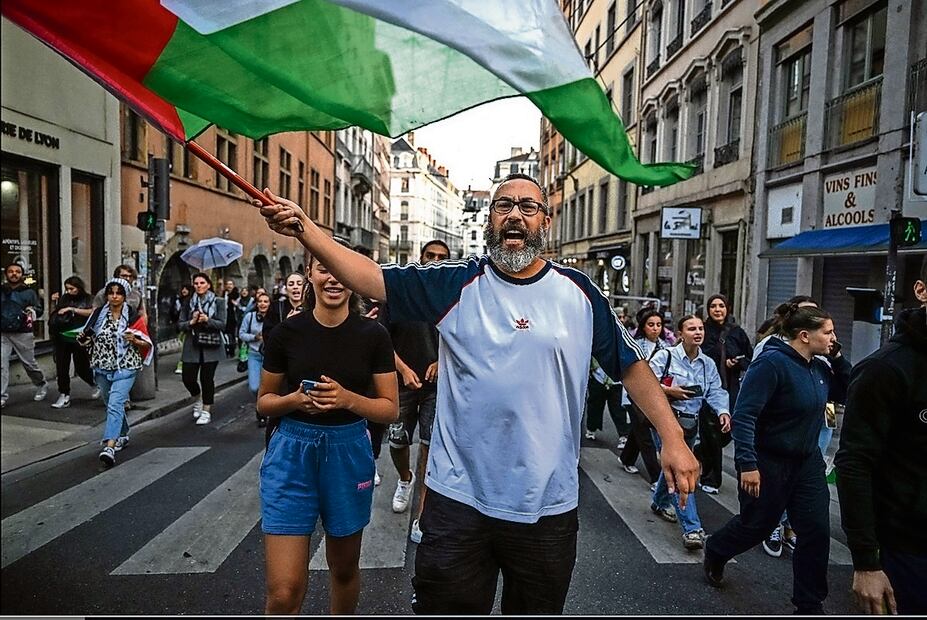 Un manifestante sostiene una bandera palestina durante una manifestación convocada en apoyo de los palestinos en Lyon, Francia. Foto: Oliver Chassignole | AFP