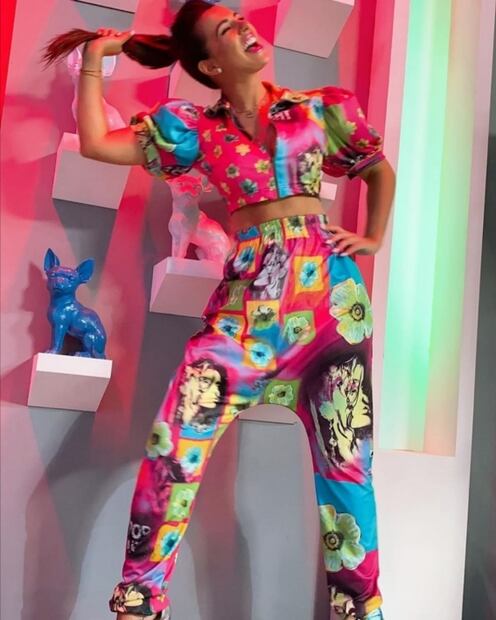 La peor vestida de la semana es Cecilia Galliano y su look carnavalesco