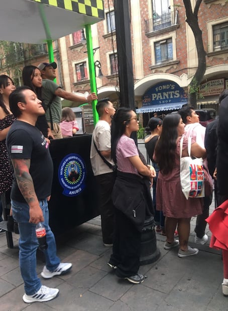 Personas se detienen en calles del Centro Histórico para observar y grabar el rodaje de “De noche”, protagonizada por Pedro Pascal. Foto: César Huerta/EL UNIVERSAL.