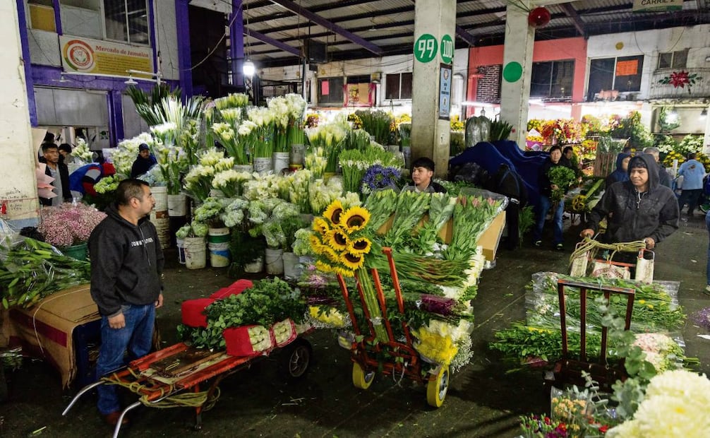 Comerciantes y diableros se dedican a la venta, descarga y traslado de flores. Foto Hugo Salvador / EL UNIVERSAL