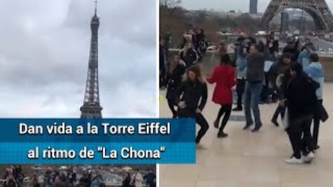 Mexicanos bailan "La Chona" frente a la Torre Eiffel