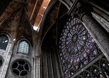 En Notre Dame persiste el olor a quemado