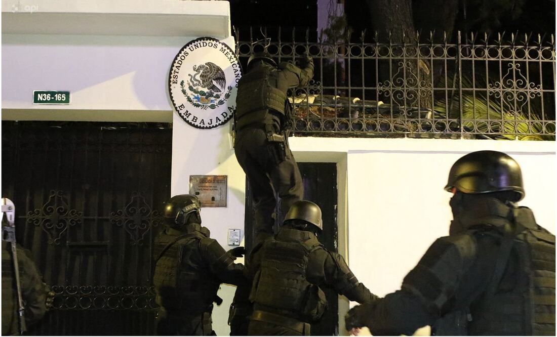 Policía de Ecuador irrumpe en embajada de México. Foto: Alberto Suárez/AFP