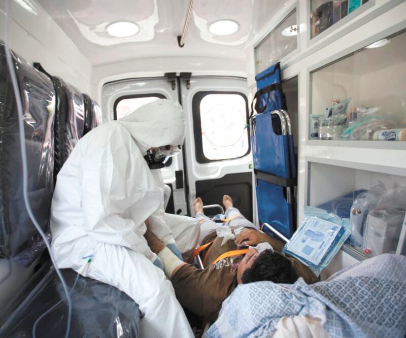 De acuerdo con testimonios de paramédicos, cinco traslados al Hospital Gustavo Baz y de La Perla, en Neza, fueron rechazados, y lograron ingresar a dos enfermos a unidades de la Ciudad de México. Foto: ESPECIAL