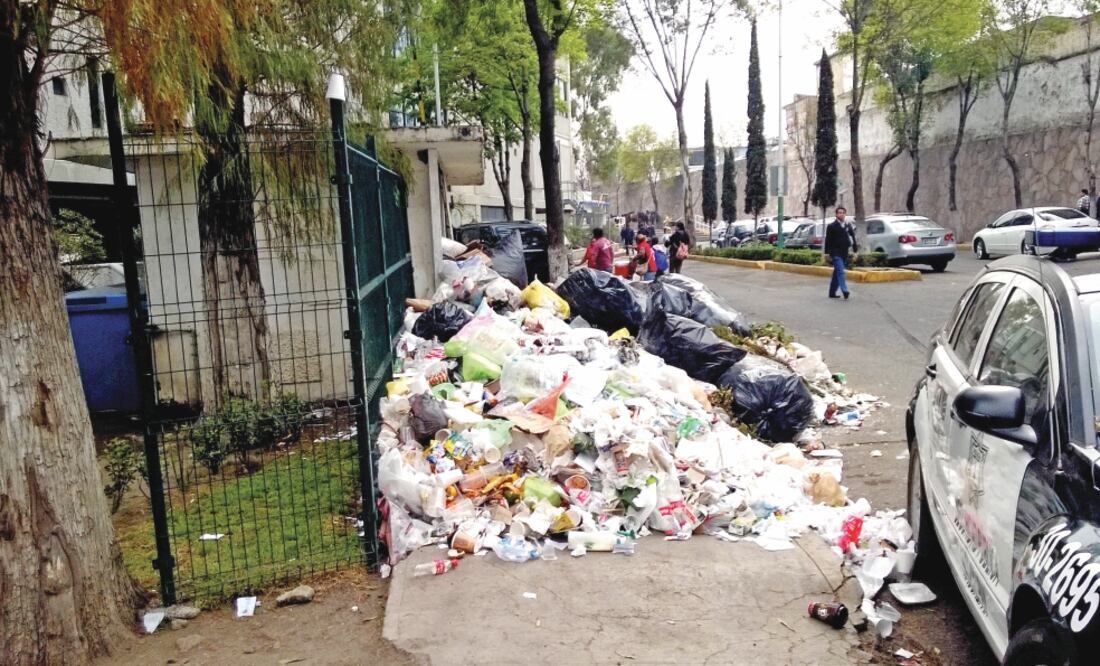 Debido al paro laboral que hicieron los trabajadores del limpia del ayuntamiento, los desechos se habían acumulado en las calles del municipio (ARCHIVO EL UNIVERSAL)