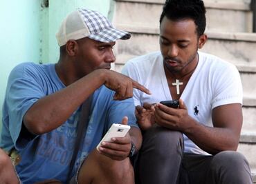 Una estampa inusual, Wi-Fi causa furor en Cuba