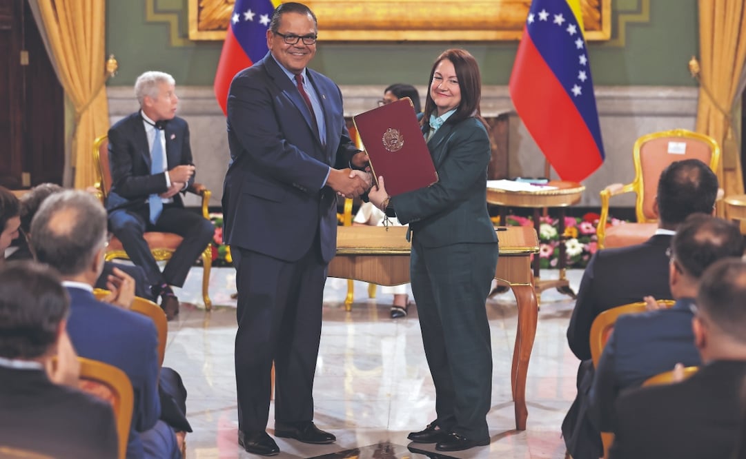 El presidente de Chevron Venezuela, Mariano Vela (izq.), y la ministra de hidrocarburos del país sudamericano, Paula Henao, ayer tras la firma de un documento en Caracas. Foto: EFE
