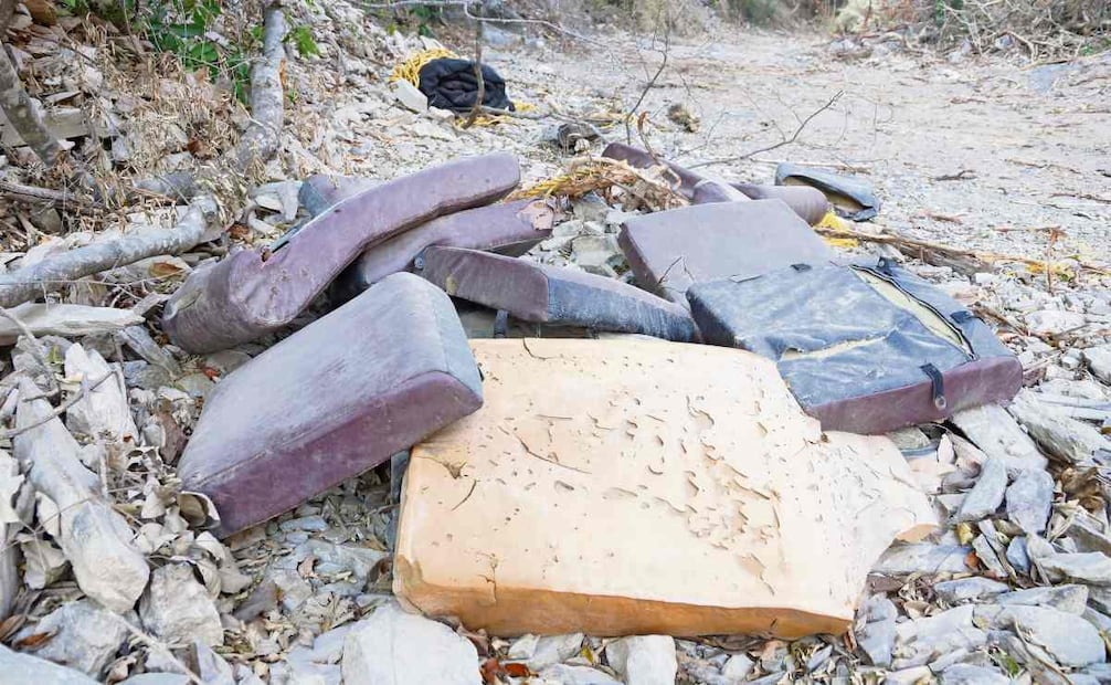 En el lugar donde fue el accidente quedan sólo restos de algunos asientos, rotos por el impacto. Foto: Edwin Hernández / EL UNIVERSAL