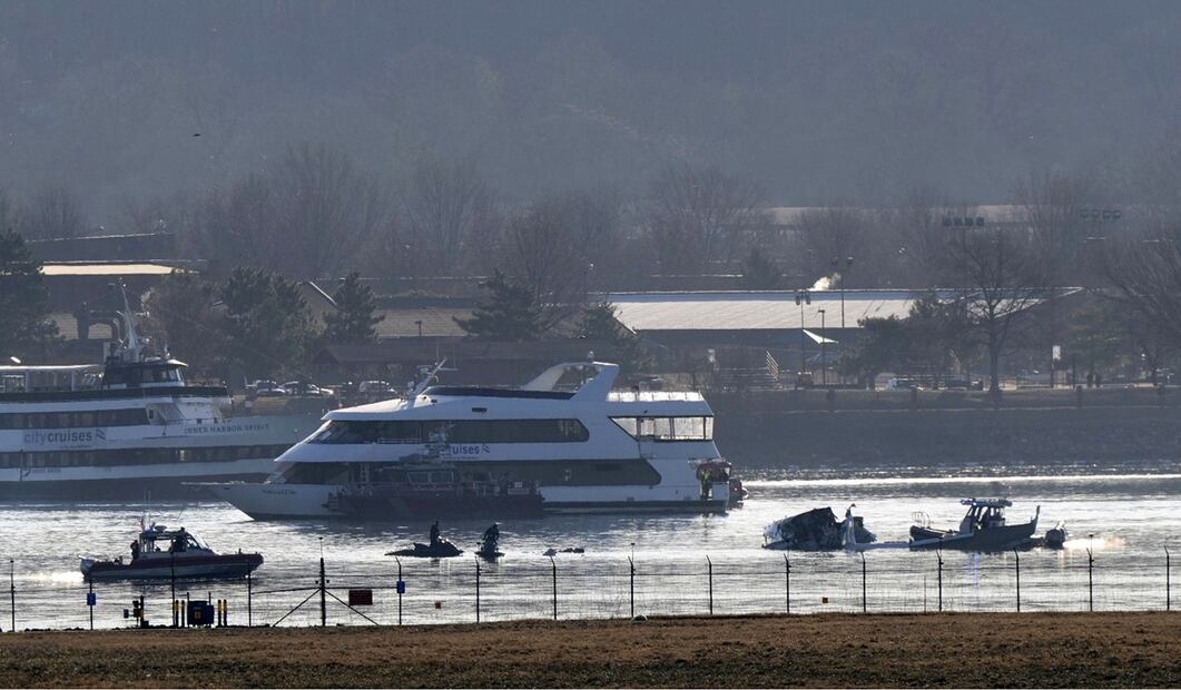 Buscan a supervivientes tras el choque entre un avión y un helicóptero en Washington. Foto: AP