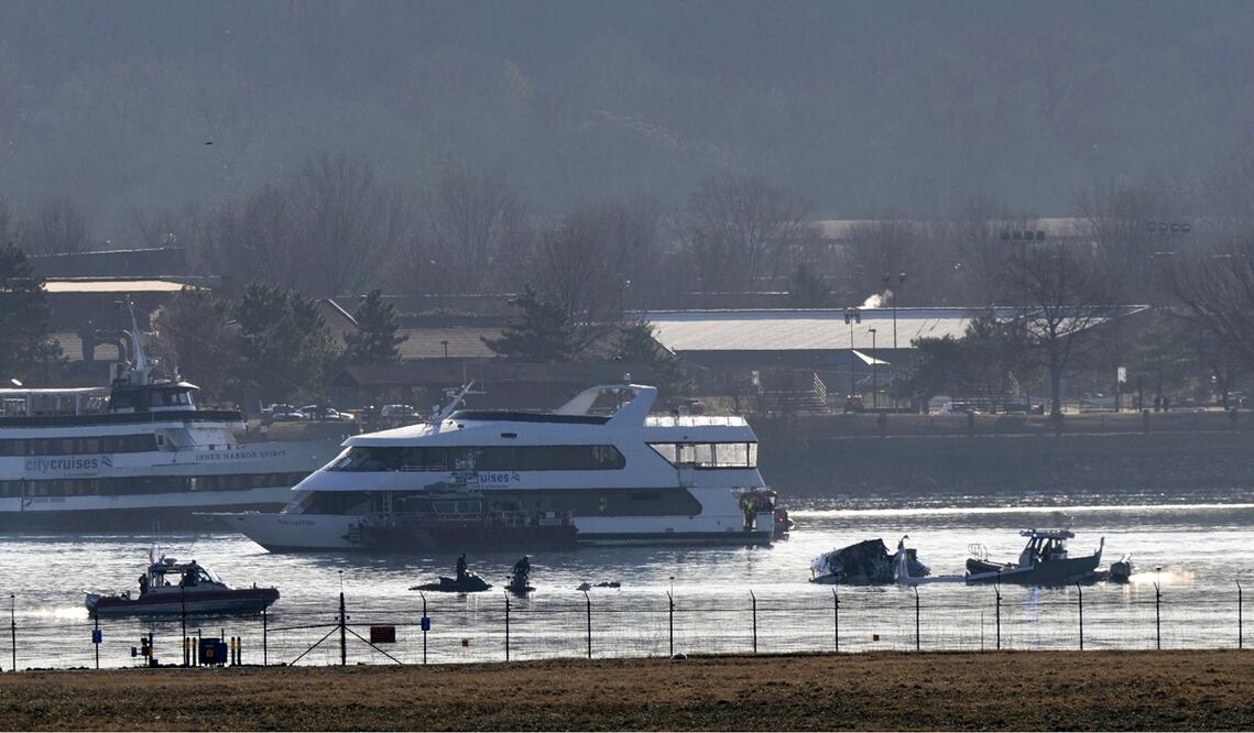 Buscan a supervivientes tras el choque entre un avión y un helicóptero en Washington. Foto: AP
