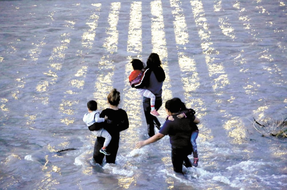 Viaje. Migrantes centroamericanos cruzan el río Bravo, desde Ciudad Juárez, Chihuahua, rumbo a Estados Unidos para pedir asilo. Foto: JOSÉ LUIS GONZÁLEZ. REUTERS