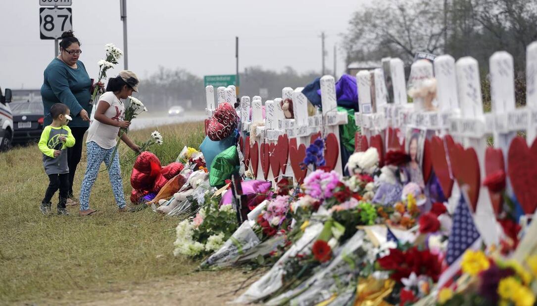 Monumento improvisado para las víctimas del tiroteo en la Iglesia Bautista de Sutherland Springs. Foto: AP