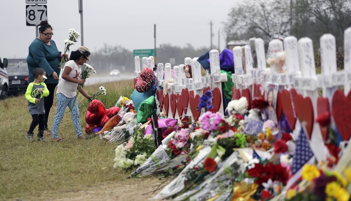 Monumento improvisado para las víctimas del tiroteo en la Iglesia Bautista de Sutherland Springs. Foto: AP