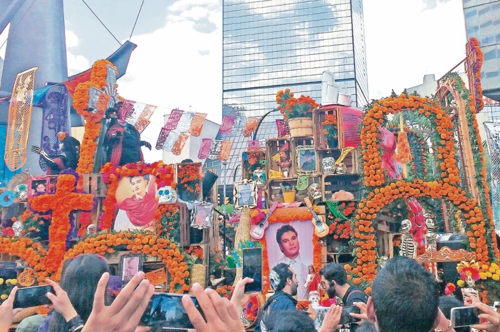 Juan Gabriel reina en desfile de Día de Muertos
