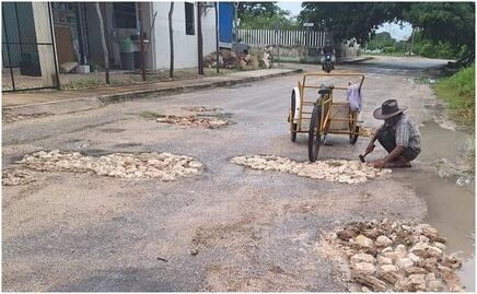 Abuelito yucateco repara baches de su calle y recibe felicitaciones en redes sociales