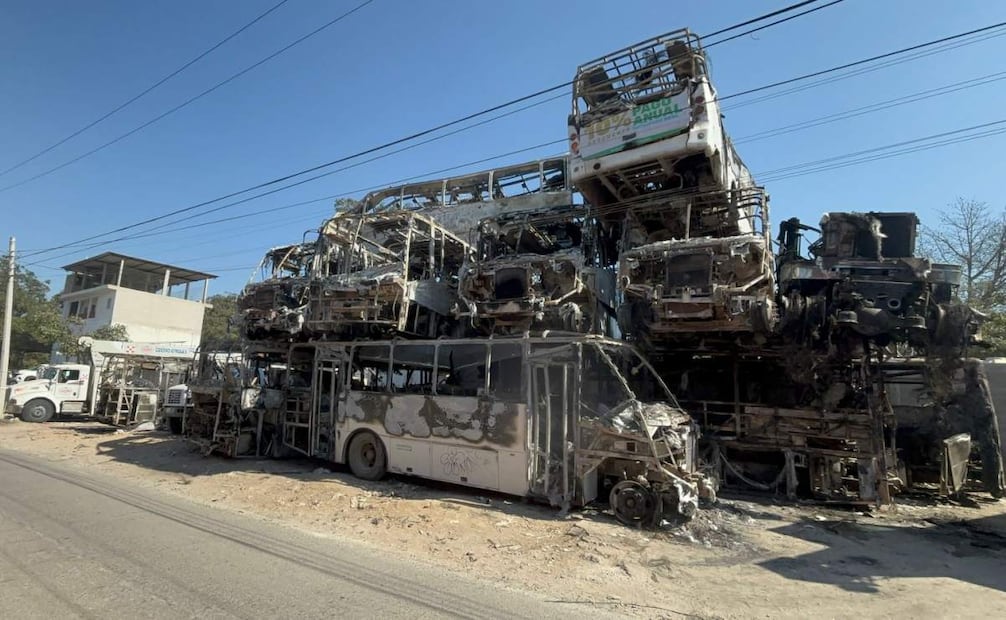 Una torre de más de 15 camiones del transporte público permanece calcinada en el depósito vehicular ubicado en la colonia Las Juntas, en Puerto Vallarta, Jalisco. (01/03/26). Foto: Juan Carlos Williams/ EL UNIVERSAL