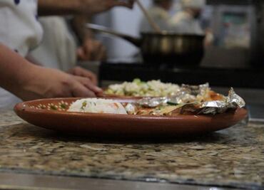 Estudiantes de Gastronomía de la UAS elaboran enorme aguachile para apoyar a músicos y meseros afectados por la violencia