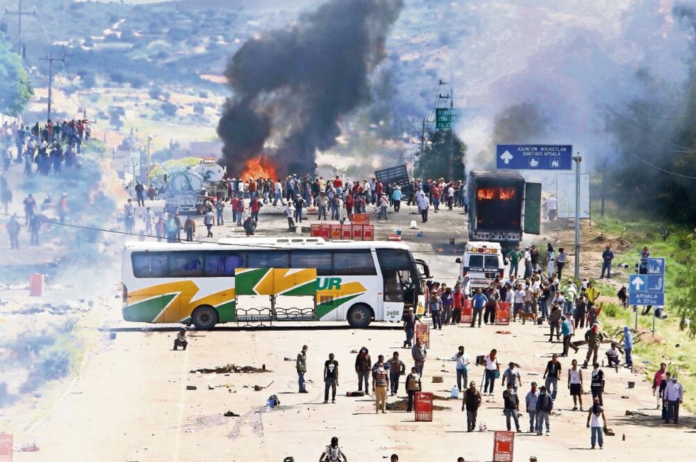 El desalojo en Asunción Nochixtlán, Oaxaca, dejó como saldo ocho personas muertas y cerca de 200 heridos. Foto: ARCHIVO EL UNIVERSAL