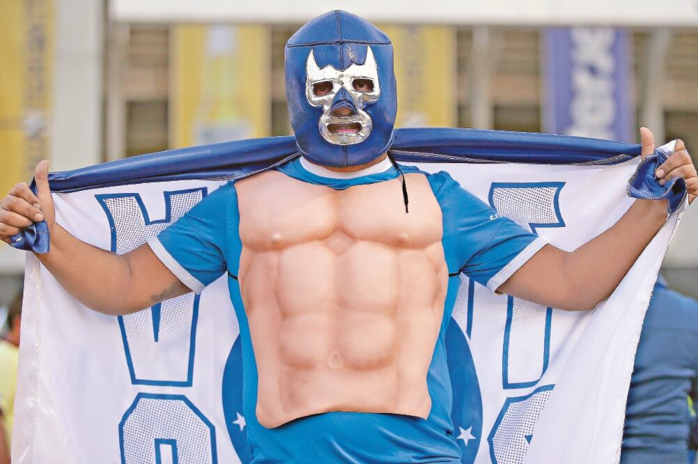 Un “Blue Demon” fortachón se dejó ver en las tribunas de la zona sur (AGUSTÍN CUEVAS. IMAGO7)