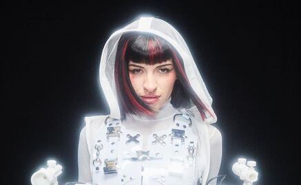 Cazzu: 3 looks que confirman que la novia de Nodal es fan del total white