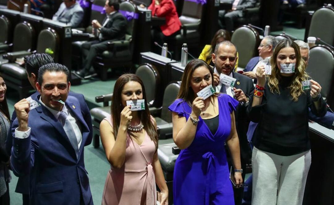 Los diputados del PAN subieron a tribuna con las réplicas de los billetes del sorteo del próximo 15 de septiembre en sus bocas. Foto: Diego Simón Sánchez / EL UNIVERSAL