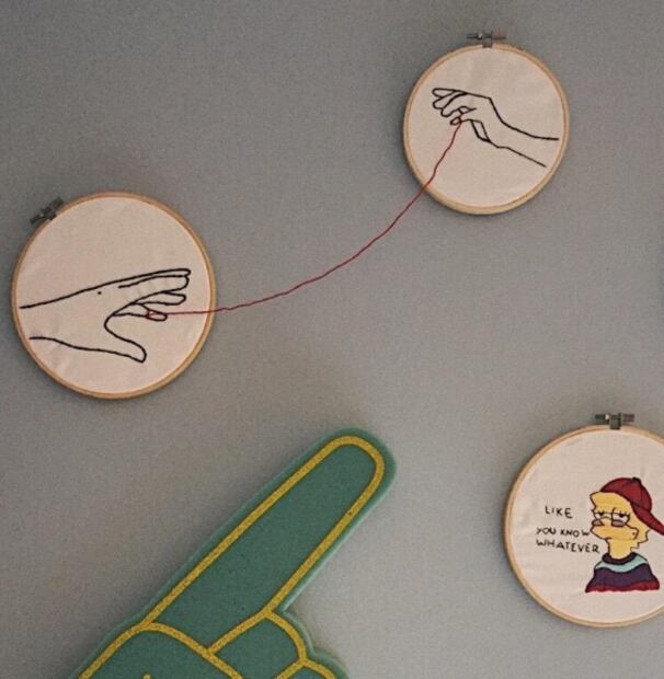 Joven español crea bordados con códigos de canciones y enloquece las redes sociales